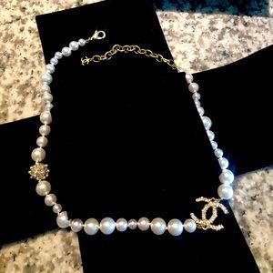 AUTHENTIC Chanel necklace. 10/10 brand new💛💛